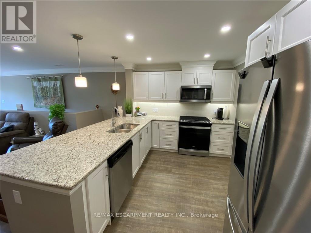 7 Cardinal Mindszenty Boulevard, Hamilton, Ontario  L9B 2M3 - Photo 3 - X12440285