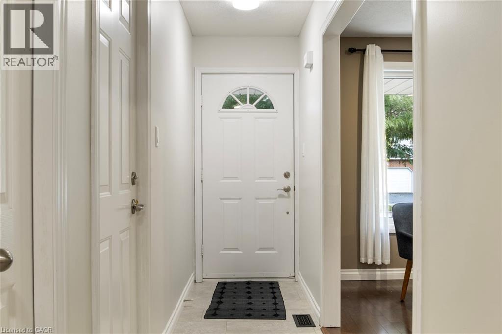 427 Dansbury Drive, Waterloo, Ontario  N2K 3X9 - Photo 5 - 40772025