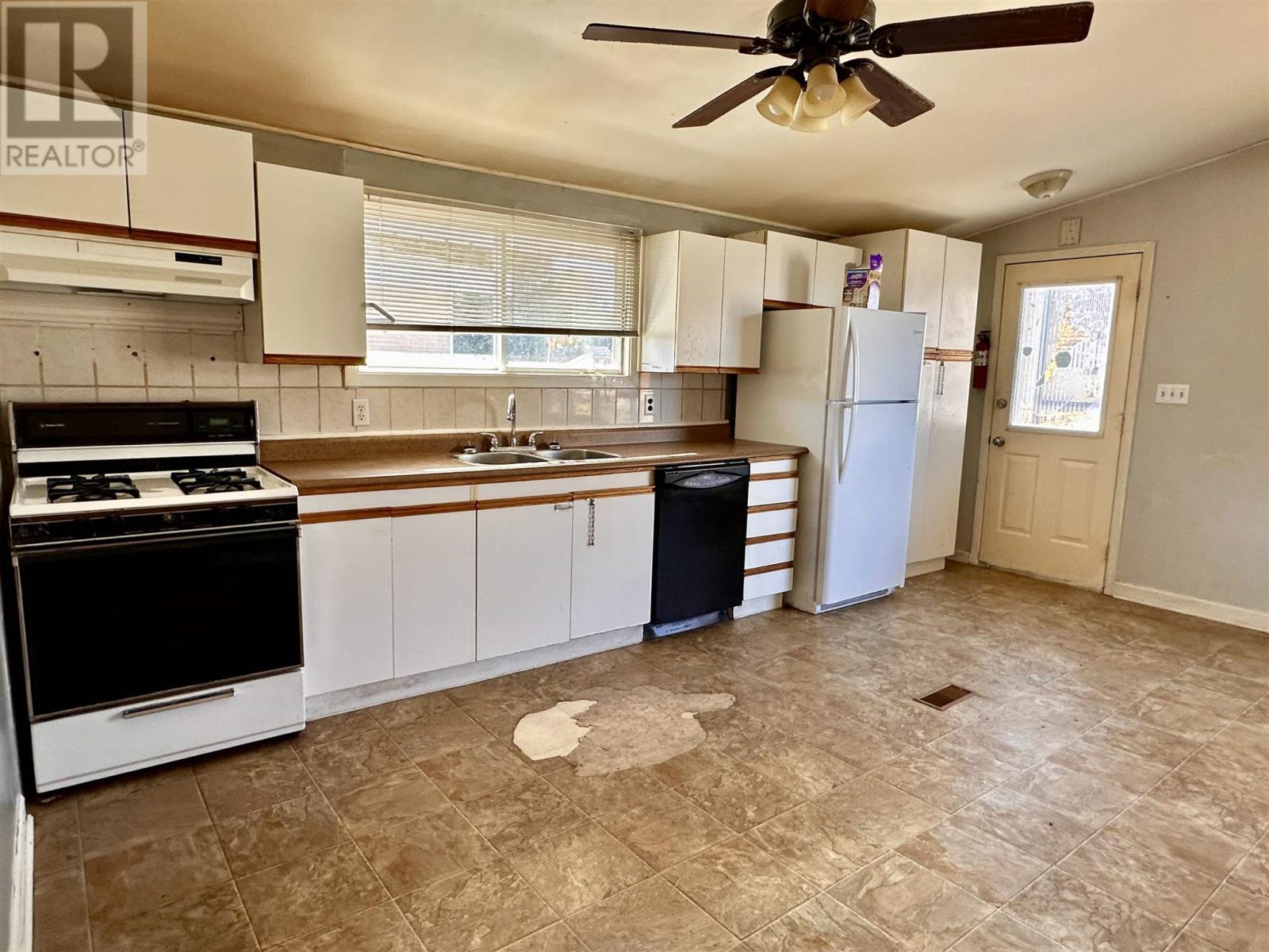 98a Axmith Ave, Elliot Lake, Ontario  P5A 1B8 - Photo 3 - SM251797