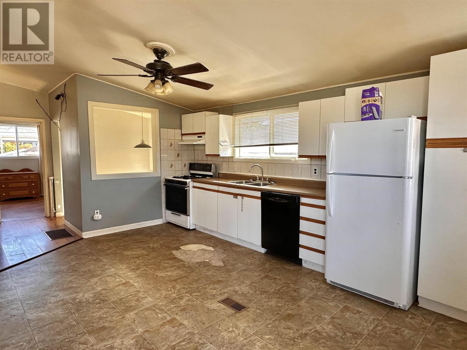 98a Axmith Ave, Elliot Lake, Ontario  P5A 1B8 - Photo 2 - SM251797