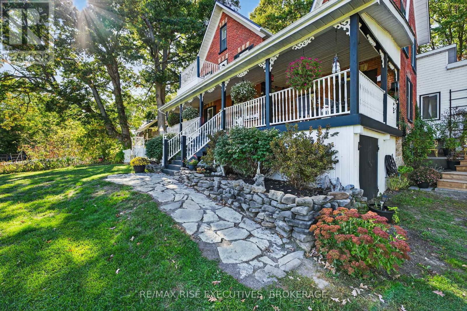 27 Drummond Street, Rideau Lakes, Ontario  K0G 0A4 - Photo 2 - X12440454