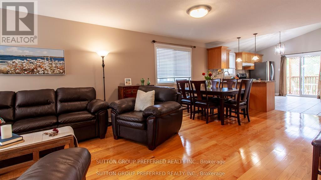 956 Queensborough Court N, London North, Ontario  N6G 5K1 - Photo 13 - X12440514