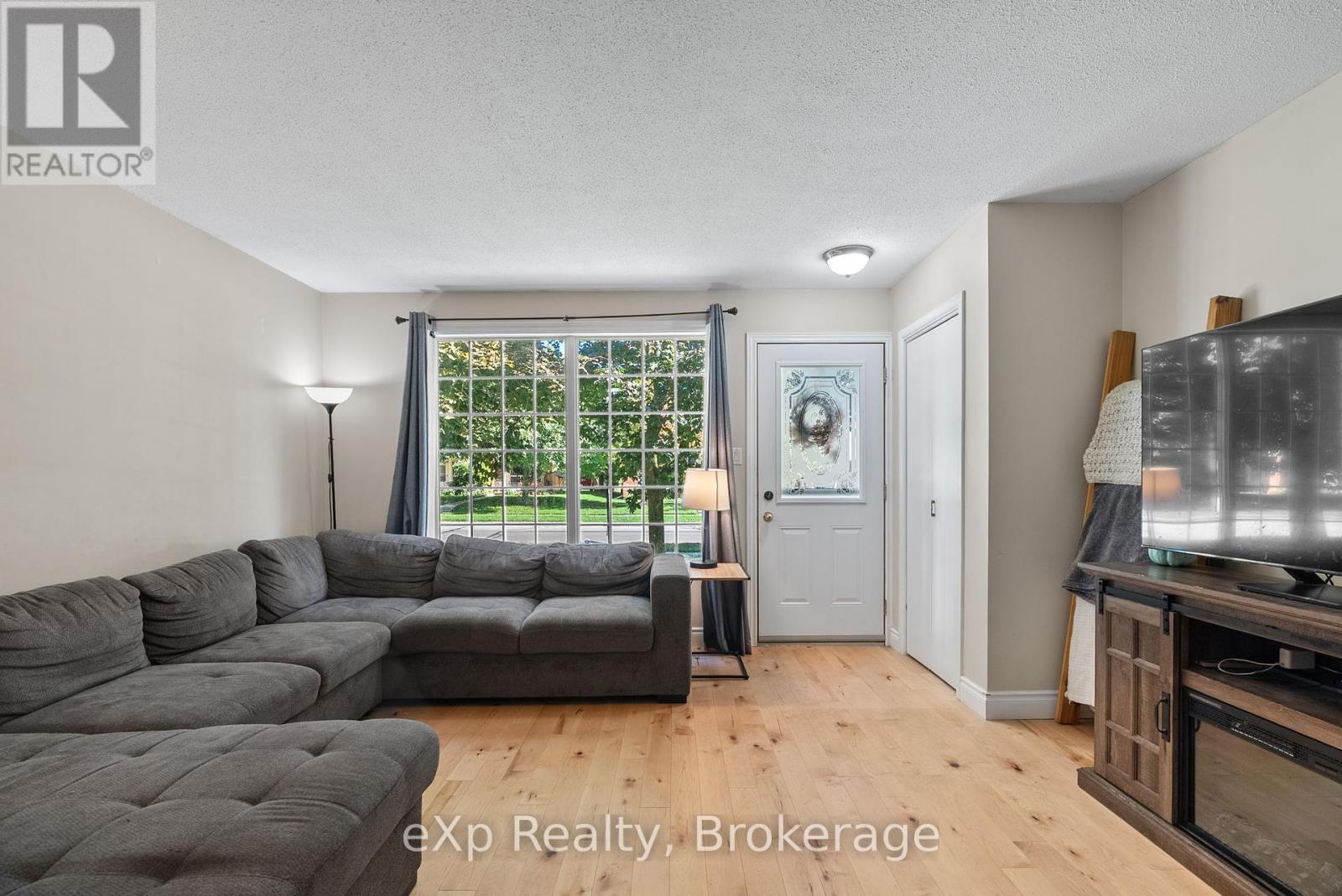 286 Dufferin Street, Stratford, Ontario  N5A 2H2 - Photo 3 - X12440459