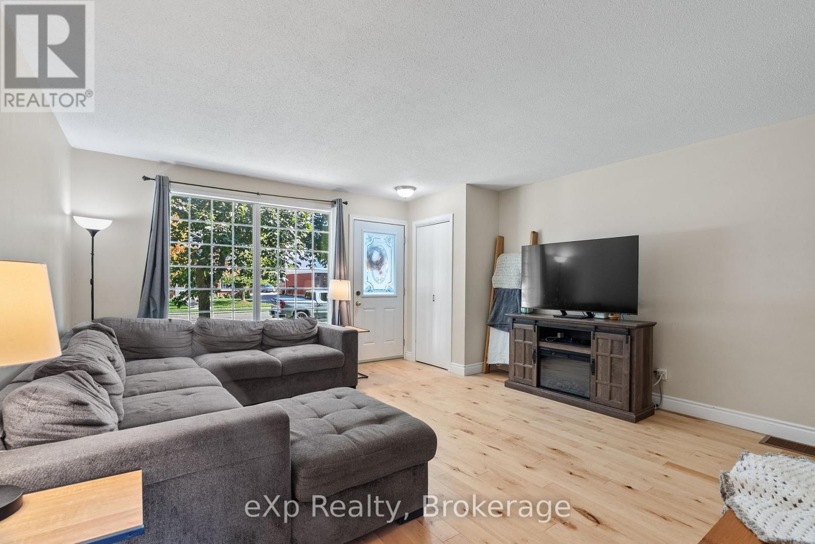 286 Dufferin Street, Stratford, Ontario  N5A 2H2 - Photo 4 - X12440459