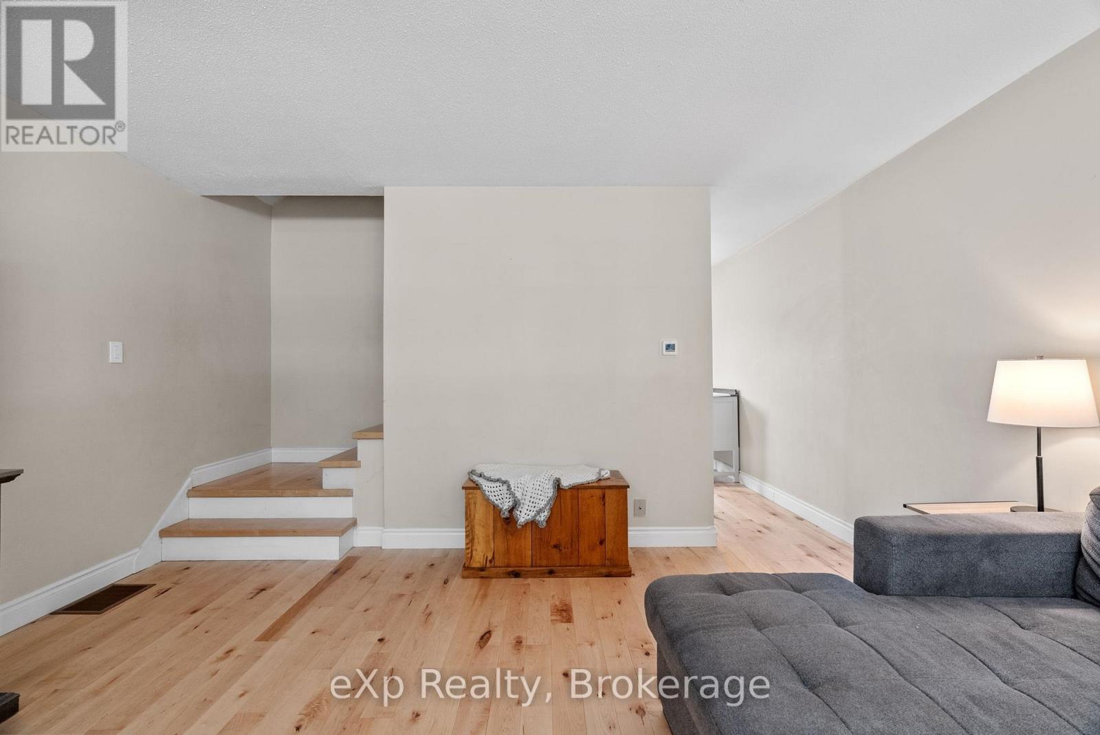 286 Dufferin Street, Stratford, Ontario  N5A 2H2 - Photo 5 - X12440459