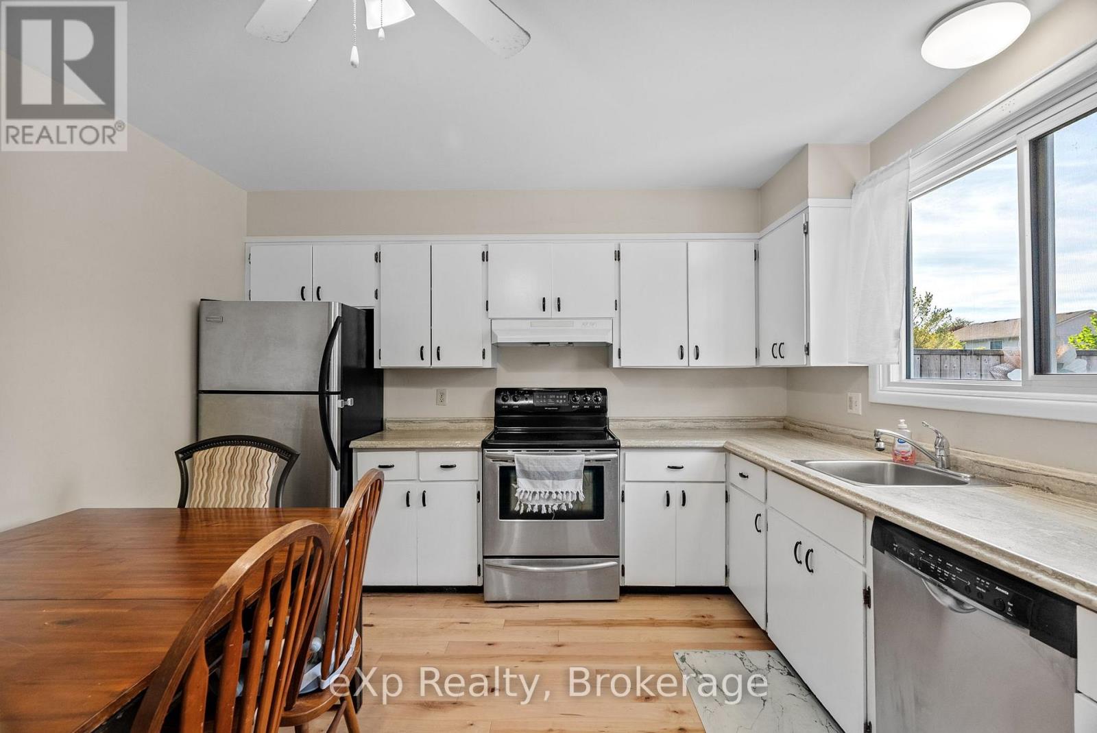 286 Dufferin Street, Stratford, Ontario  N5A 2H2 - Photo 7 - X12440459