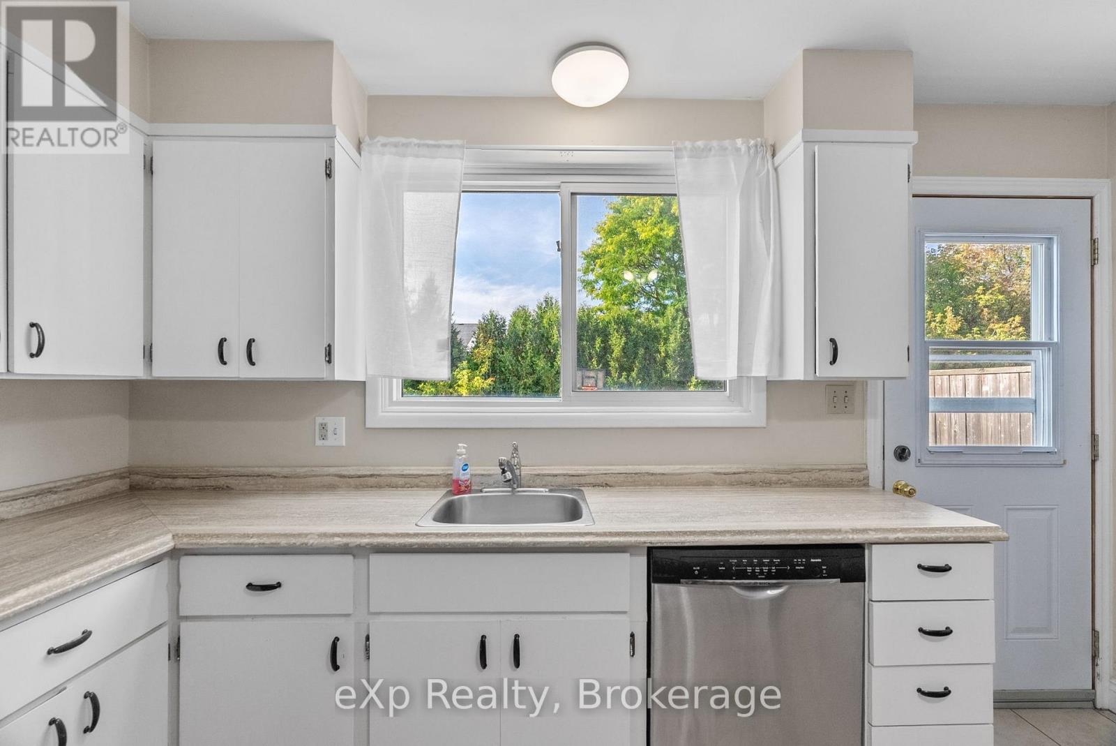 286 Dufferin Street, Stratford, Ontario  N5A 2H2 - Photo 8 - X12440459