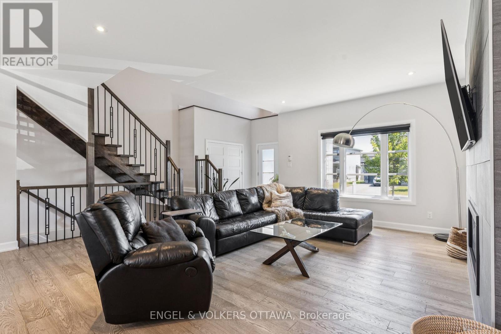 529 Lucent Street, Russell, Ontario  K4R 0G3 - Photo 6 - X12440548