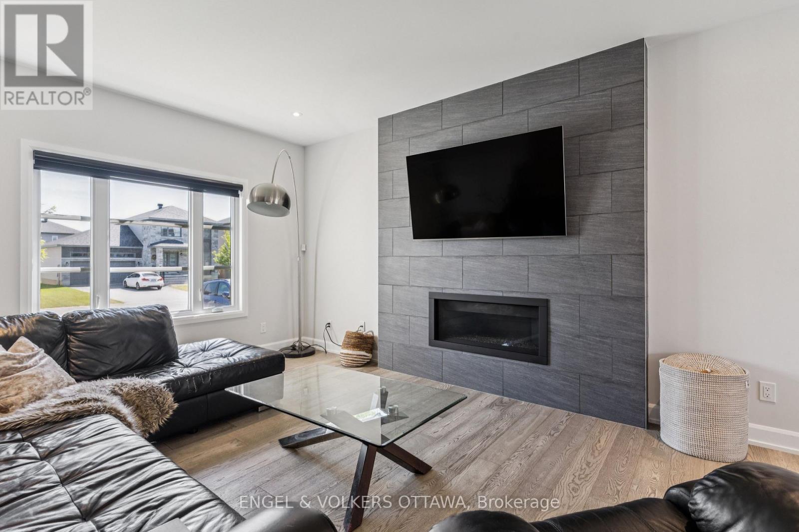 529 Lucent Street, Russell, Ontario  K4R 0G3 - Photo 9 - X12440548