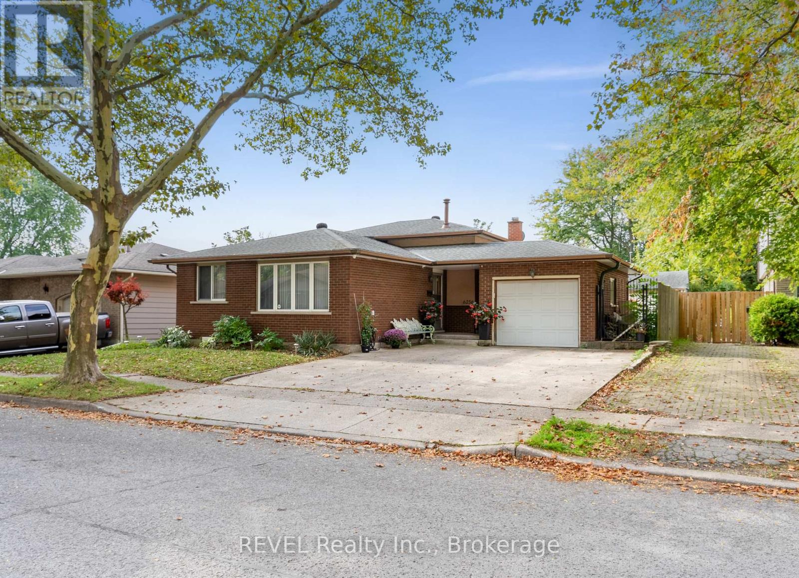 6256 Johnson Drive, Niagara Falls (Church's Lane), Ontario  L2J 3J5 - Photo 1 - X12440484