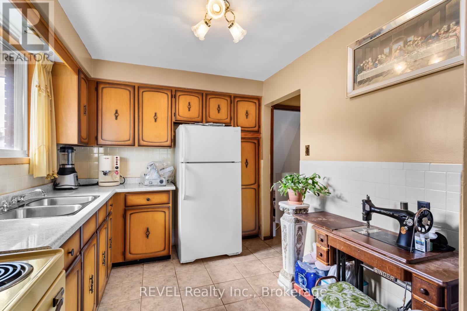 6256 Johnson Drive, Niagara Falls (Church's Lane), Ontario  L2J 3J5 - Photo 9 - X12440484