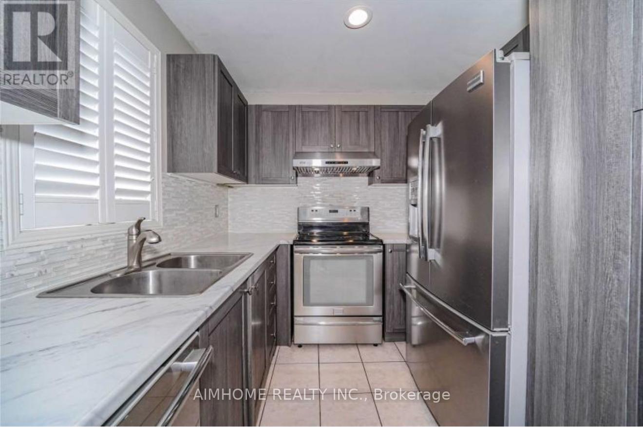 2394 Emerson Drive, Burlington, Ontario  L7L 7M4 - Photo 5 - W12318825