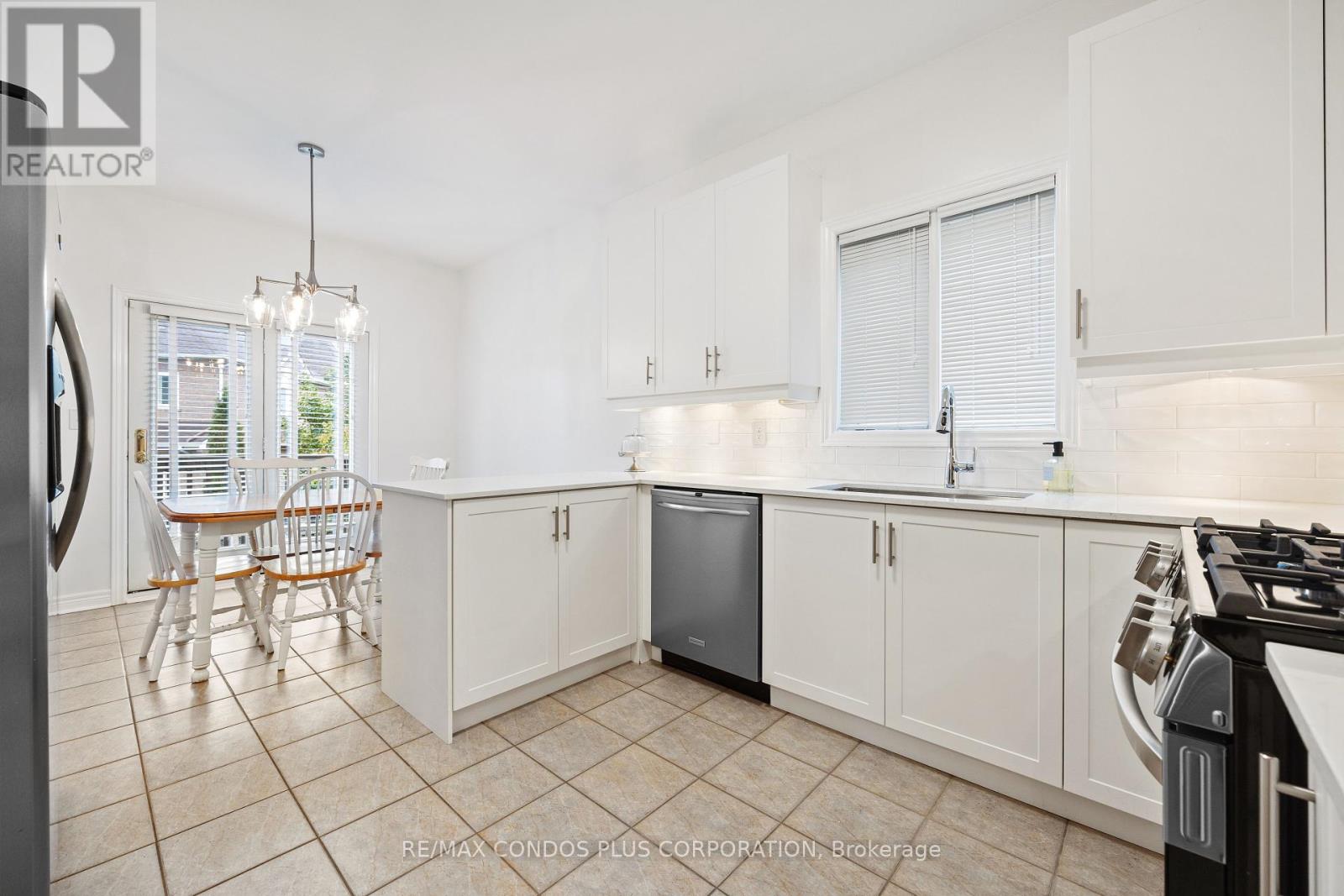 317 Clearmeadow Boulevard, Newmarket, Ontario  L3X 2C6 - Photo 10 - N12440367