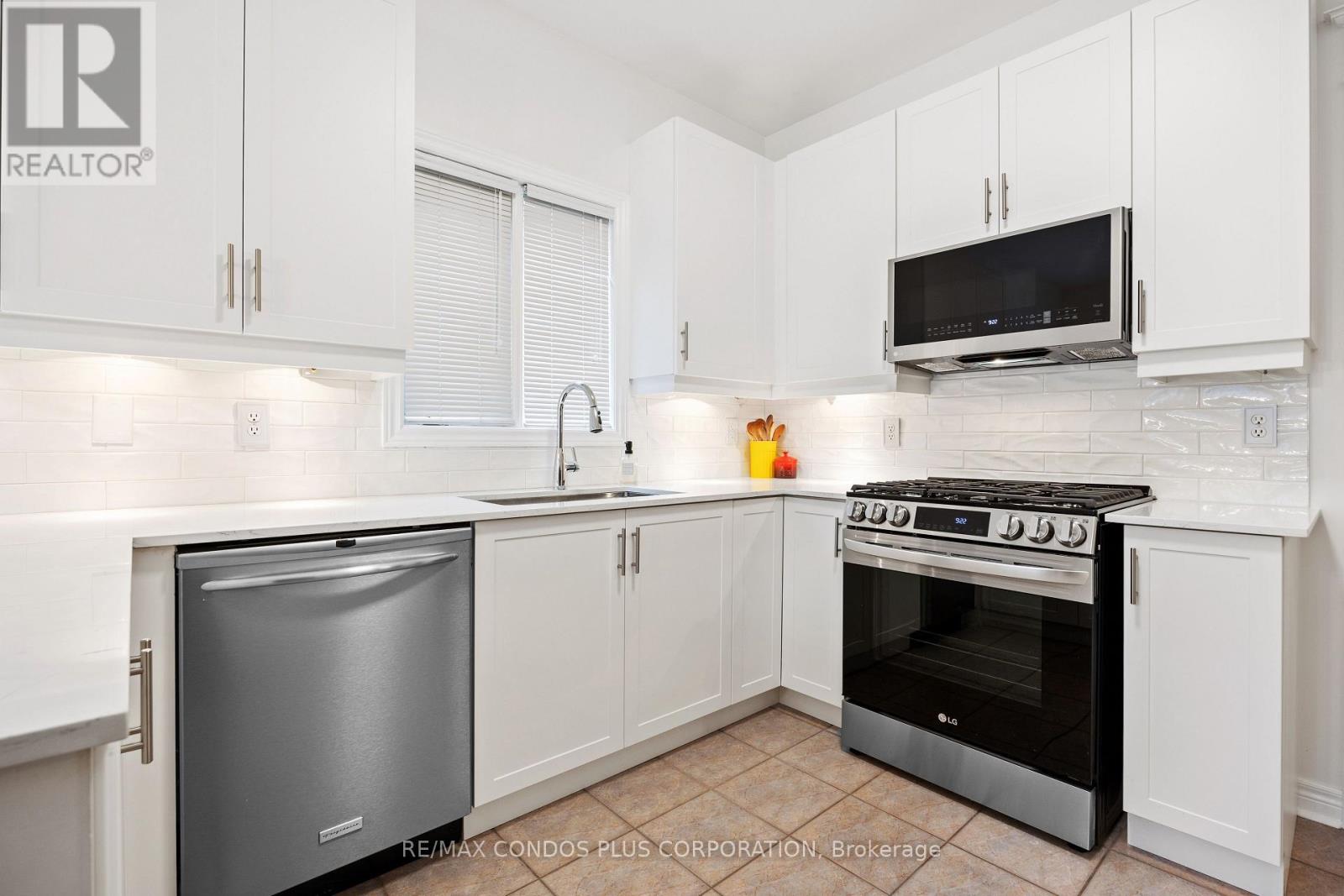 317 Clearmeadow Boulevard, Newmarket, Ontario  L3X 2C6 - Photo 8 - N12440367