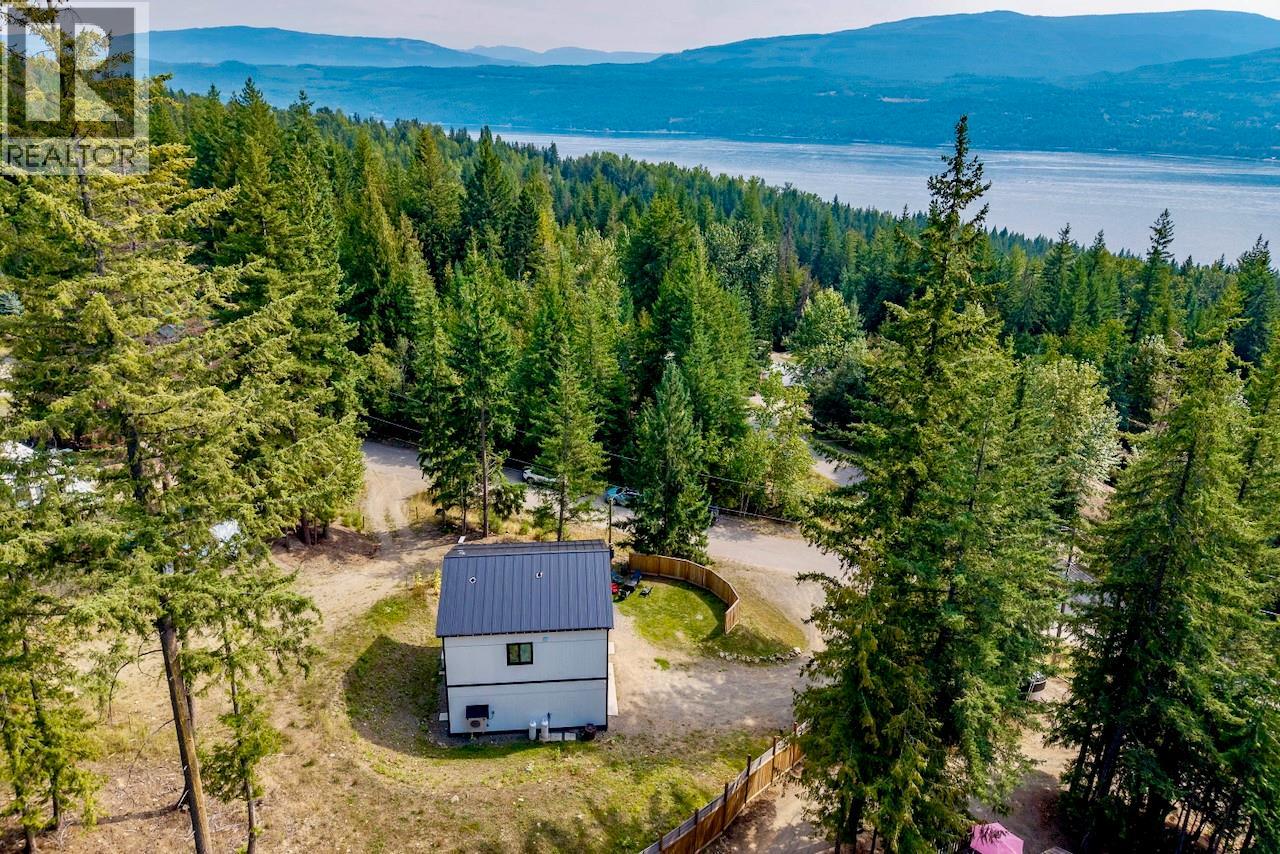 2731 Fairview Road, Anglemont, British Columbia  V0E 1M8 - Photo 8 - 10360837