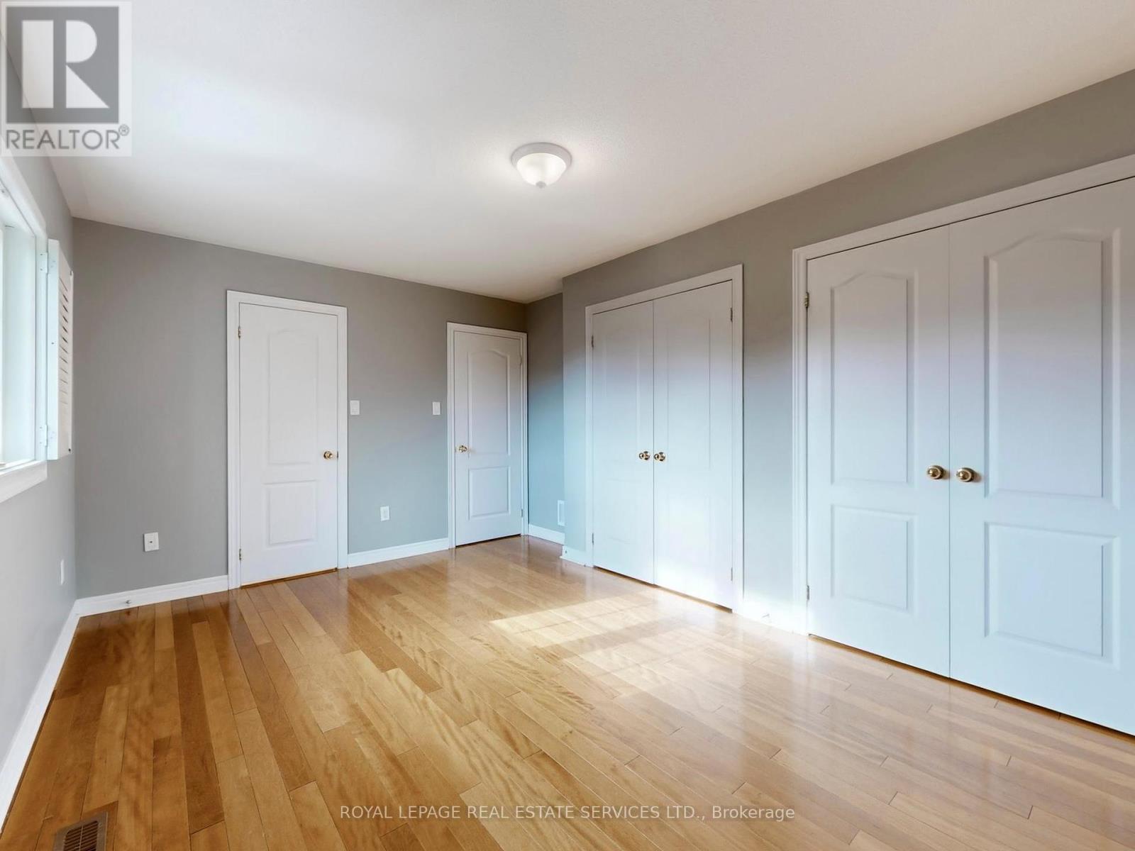 301 Mohawk Road, Oakville, Ontario  L6L 6P9 - Photo 11 - W12440386