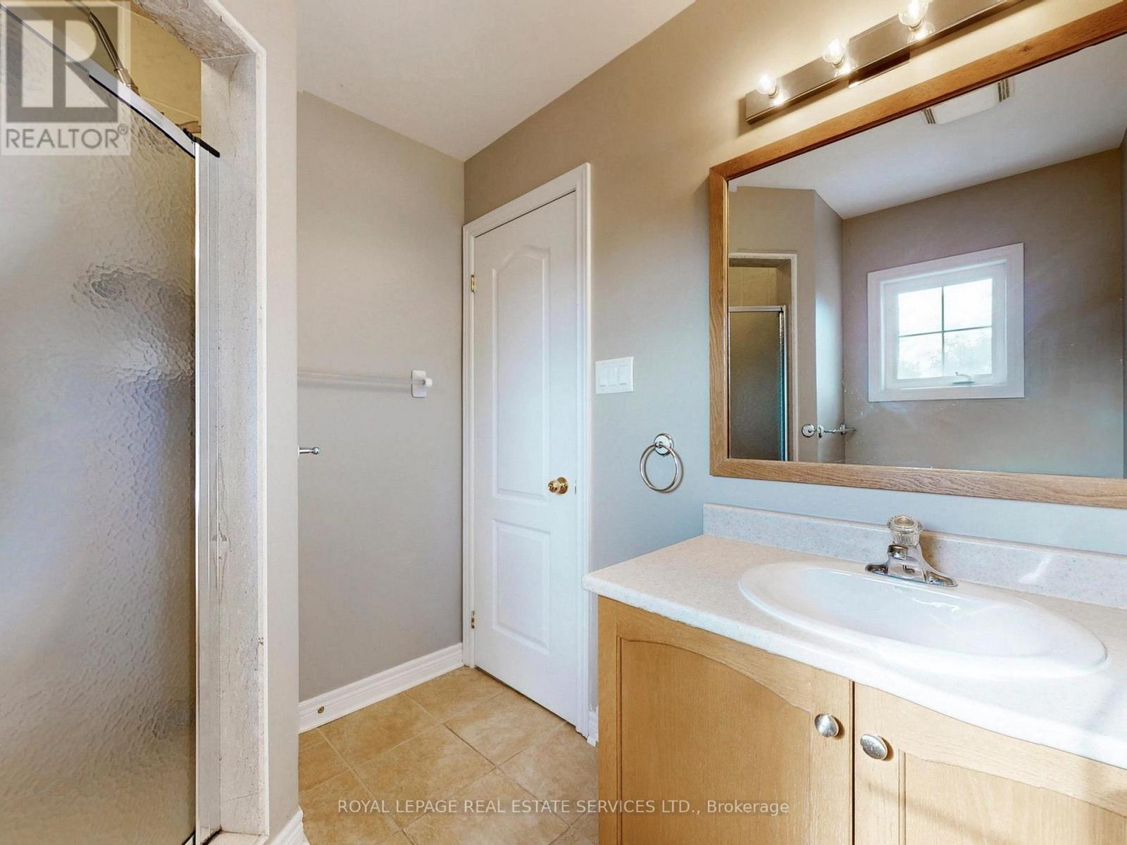 301 Mohawk Road, Oakville, Ontario  L6L 6P9 - Photo 13 - W12440386