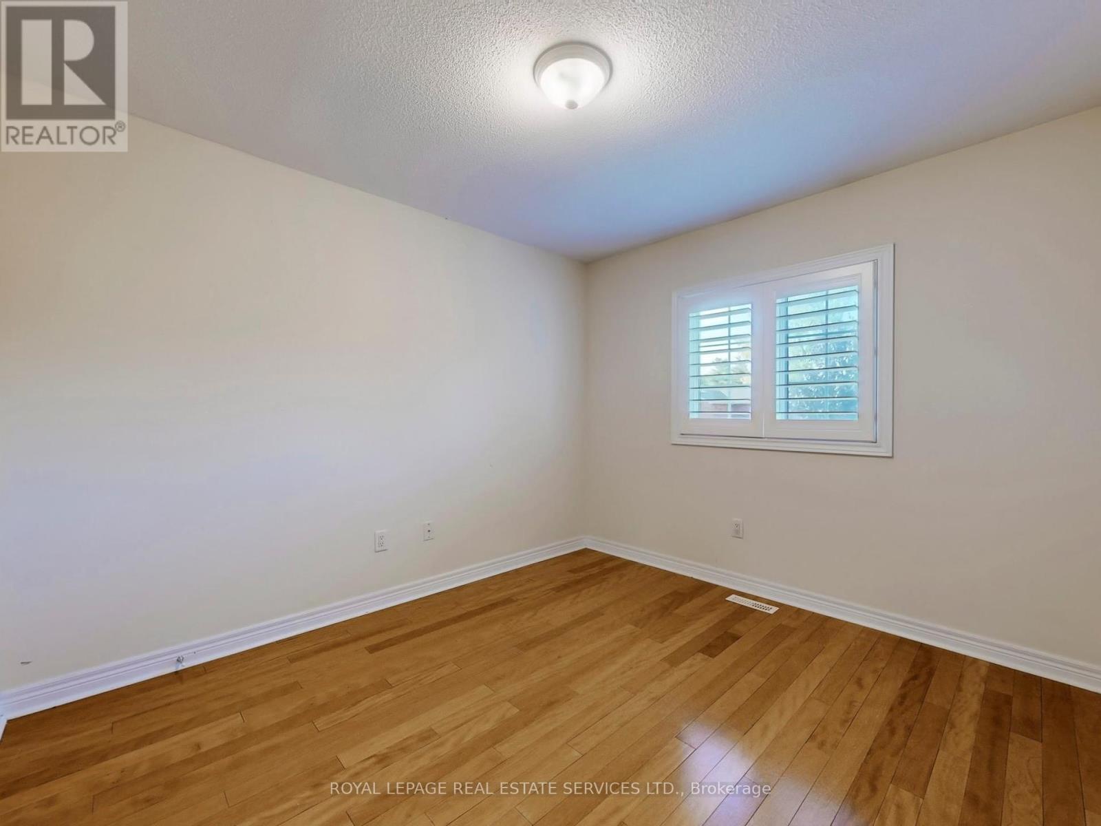301 Mohawk Road, Oakville, Ontario  L6L 6P9 - Photo 15 - W12440386