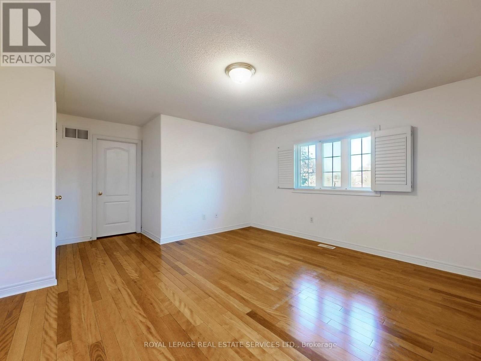 301 Mohawk Road, Oakville, Ontario  L6L 6P9 - Photo 17 - W12440386