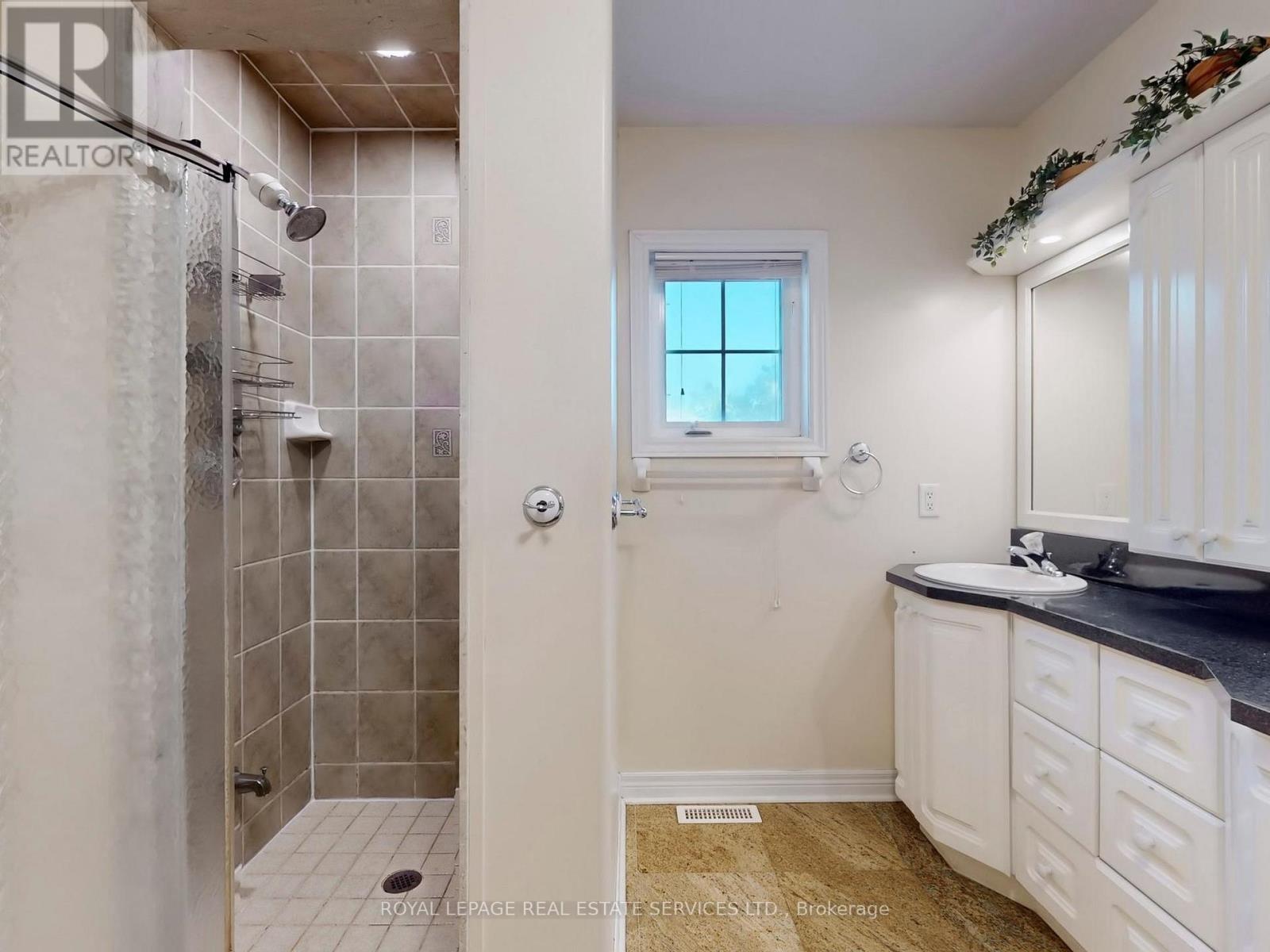 301 Mohawk Road, Oakville, Ontario  L6L 6P9 - Photo 18 - W12440386