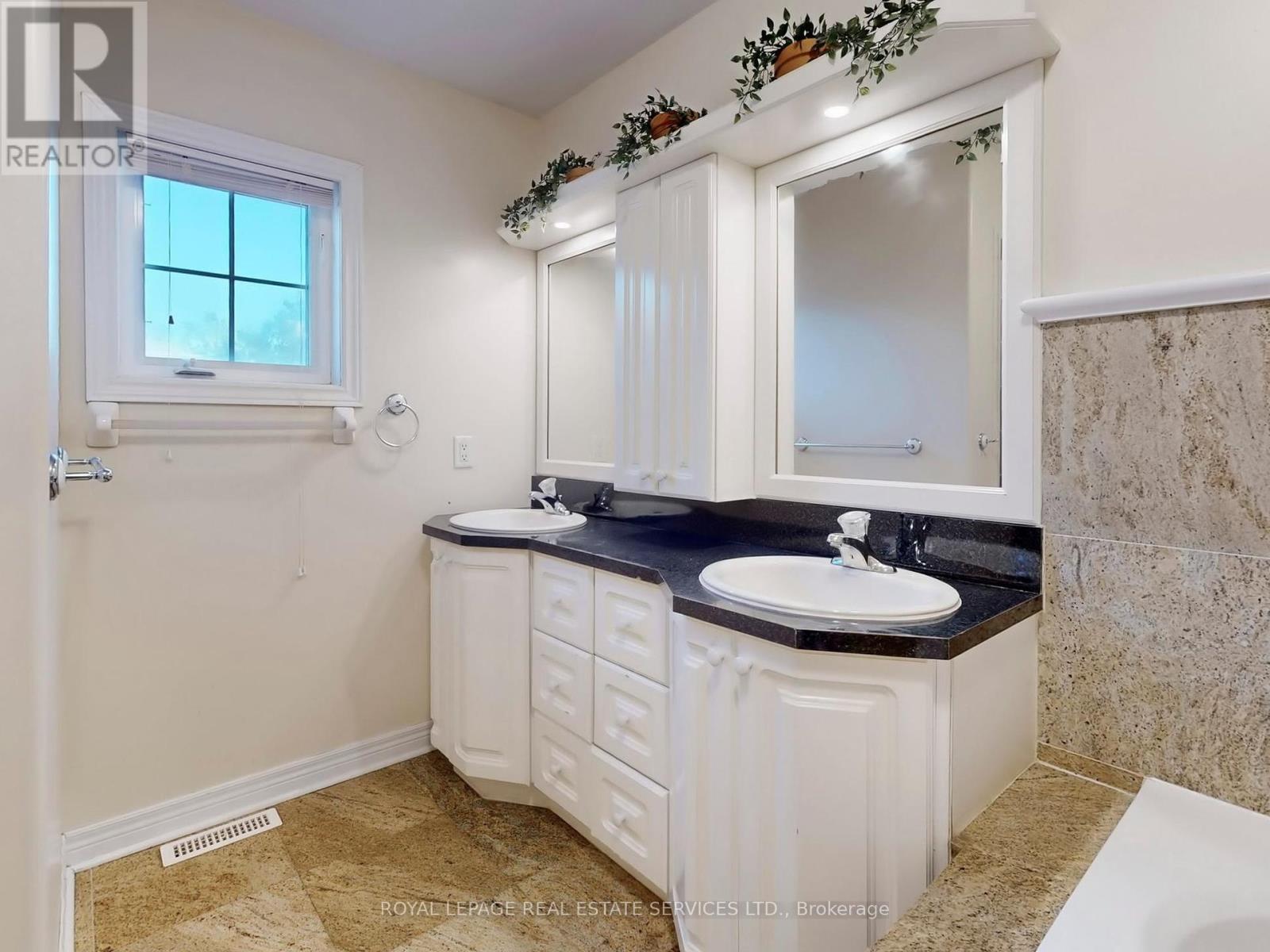 301 Mohawk Road, Oakville, Ontario  L6L 6P9 - Photo 19 - W12440386