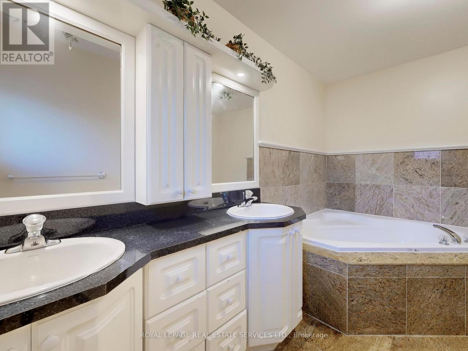 301 Mohawk Road, Oakville, Ontario  L6L 6P9 - Photo 20 - W12440386