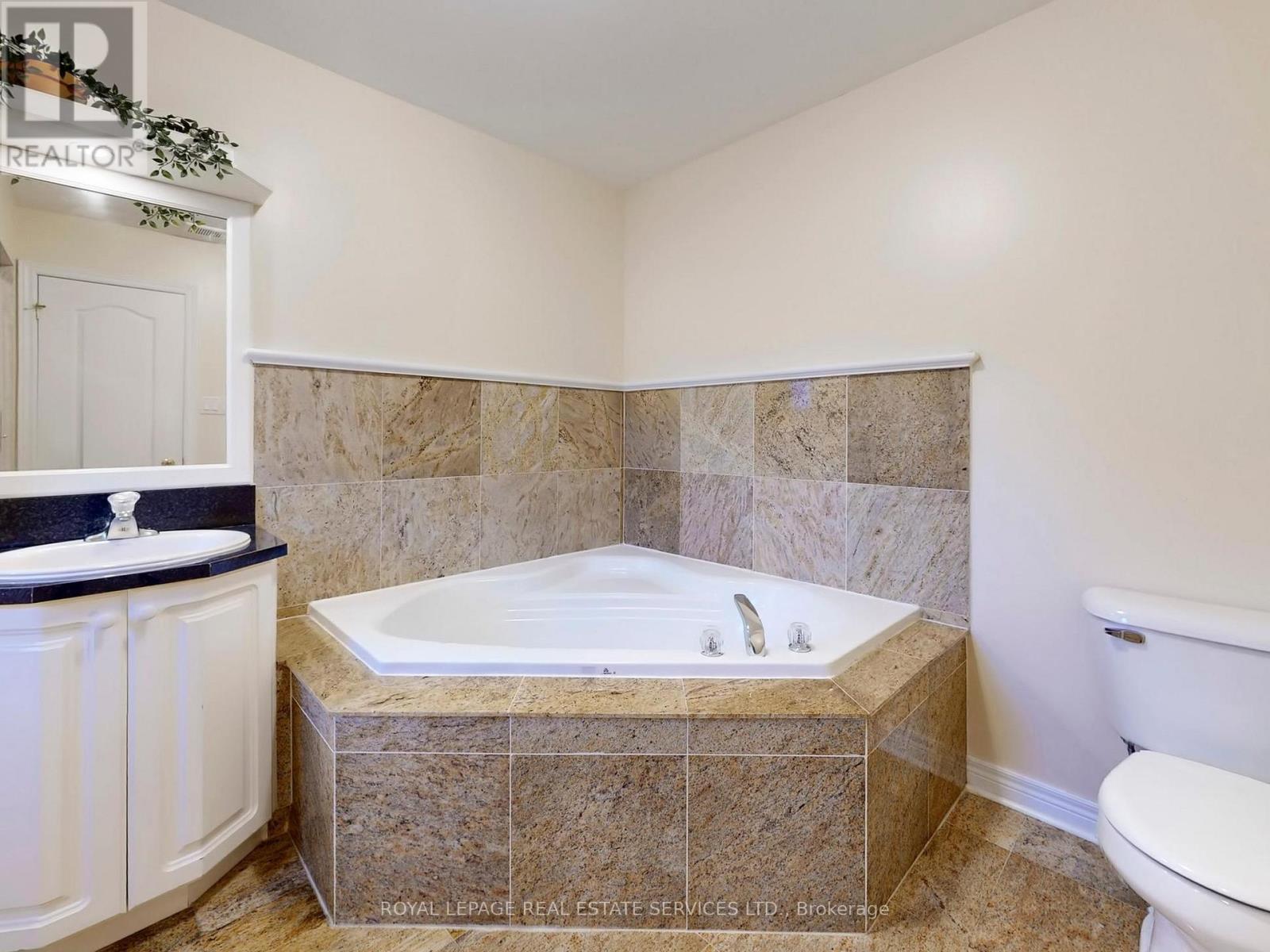 301 Mohawk Road, Oakville, Ontario  L6L 6P9 - Photo 21 - W12440386