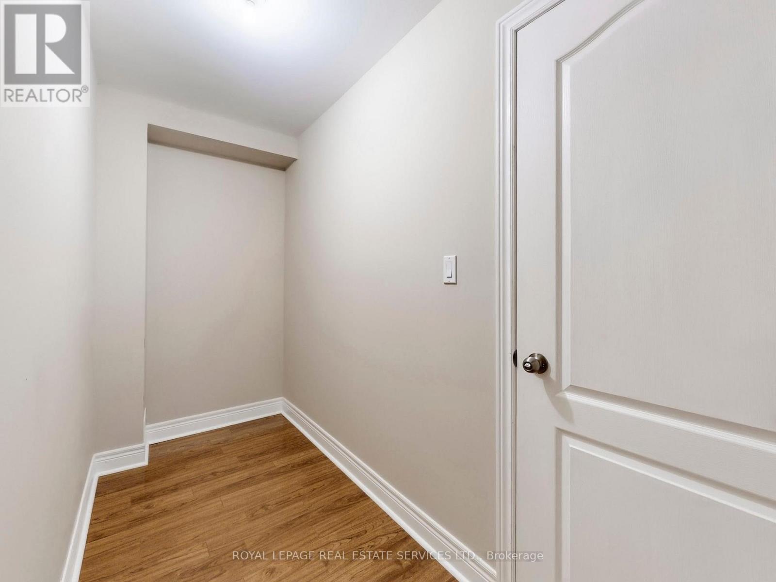 301 Mohawk Road, Oakville, Ontario  L6L 6P9 - Photo 7 - W12440386