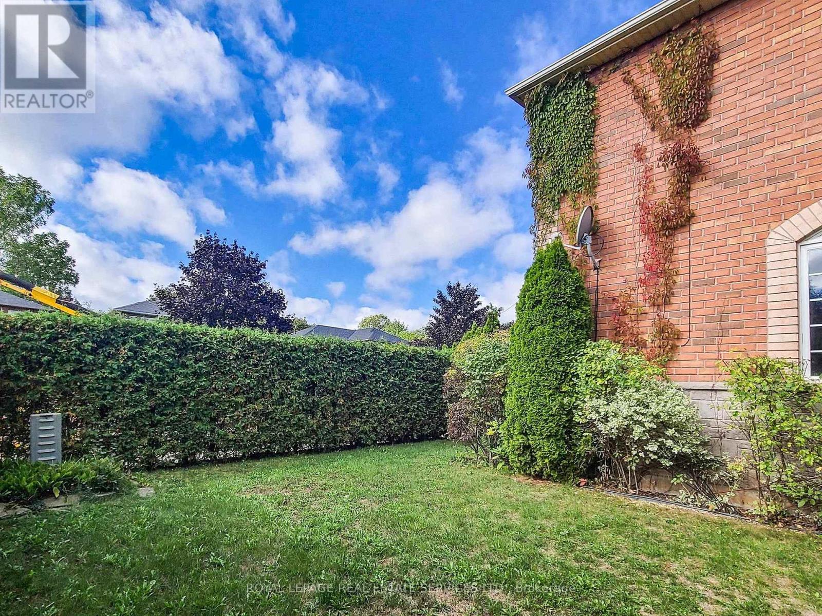 301 Mohawk Road, Oakville, Ontario  L6L 6P9 - Photo 8 - W12440386