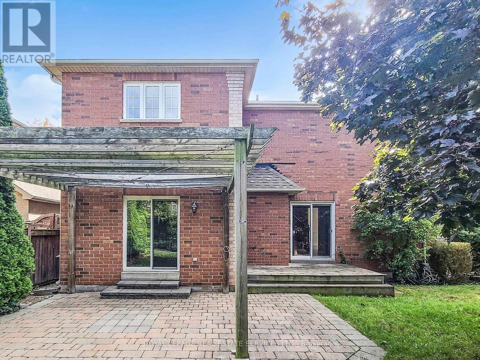 301 Mohawk Road, Oakville, Ontario  L6L 6P9 - Photo 9 - W12440386
