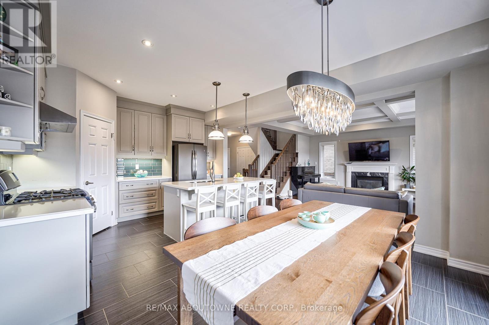 195 Greti Drive, Hamilton, Ontario  L9B 1P9 - Photo 14 - X12440322