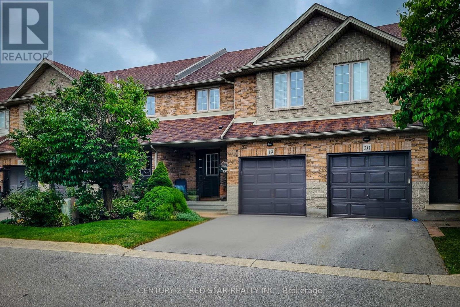 19 - 18 Cedar Street, Grimsby, Ontario  L3M 5M7 - Photo 2 - X12440366