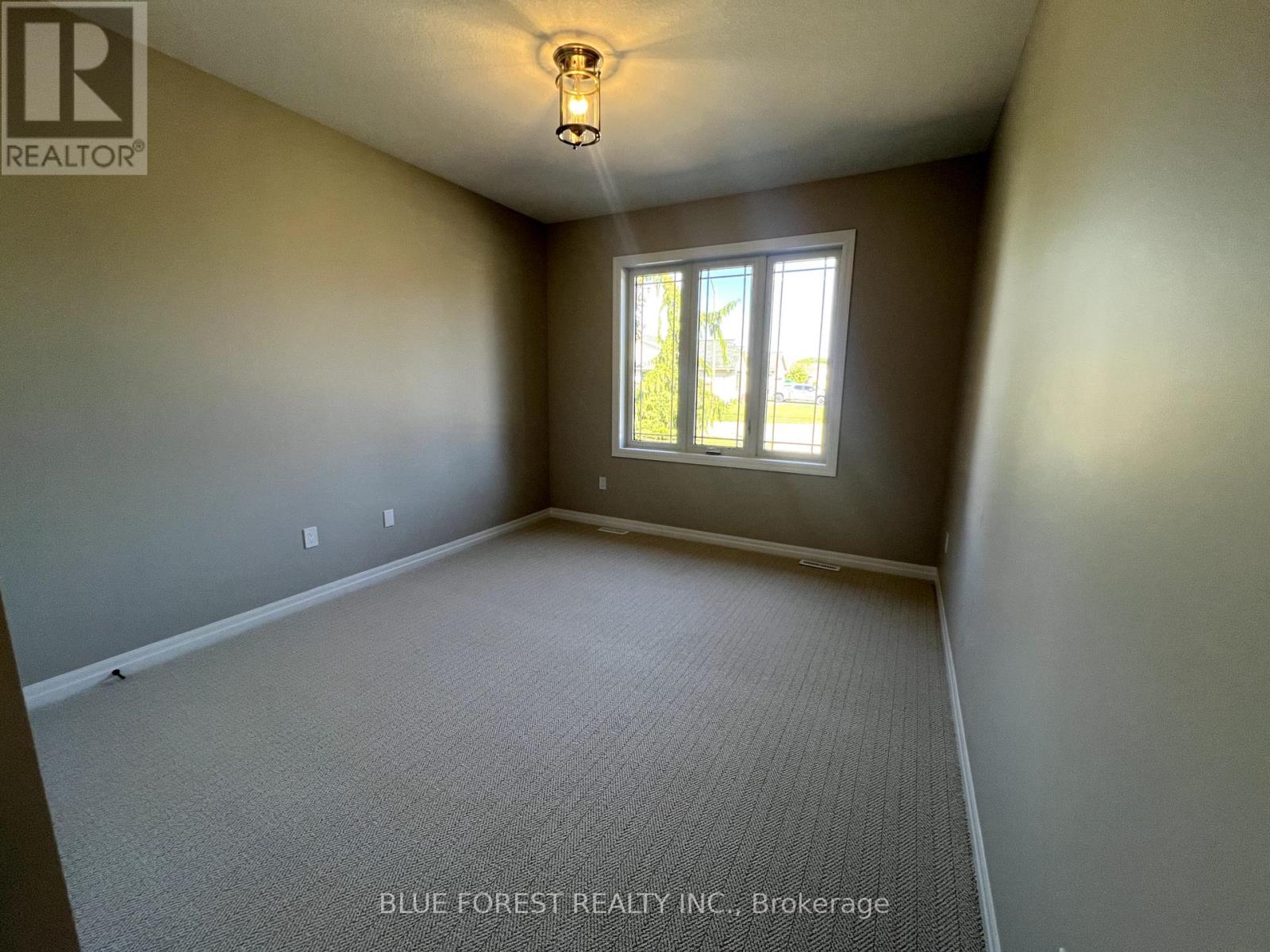 218 Snyders Avenue, Central Elgin, Ontario  N0L 1B0 - Photo 11 - X12440623