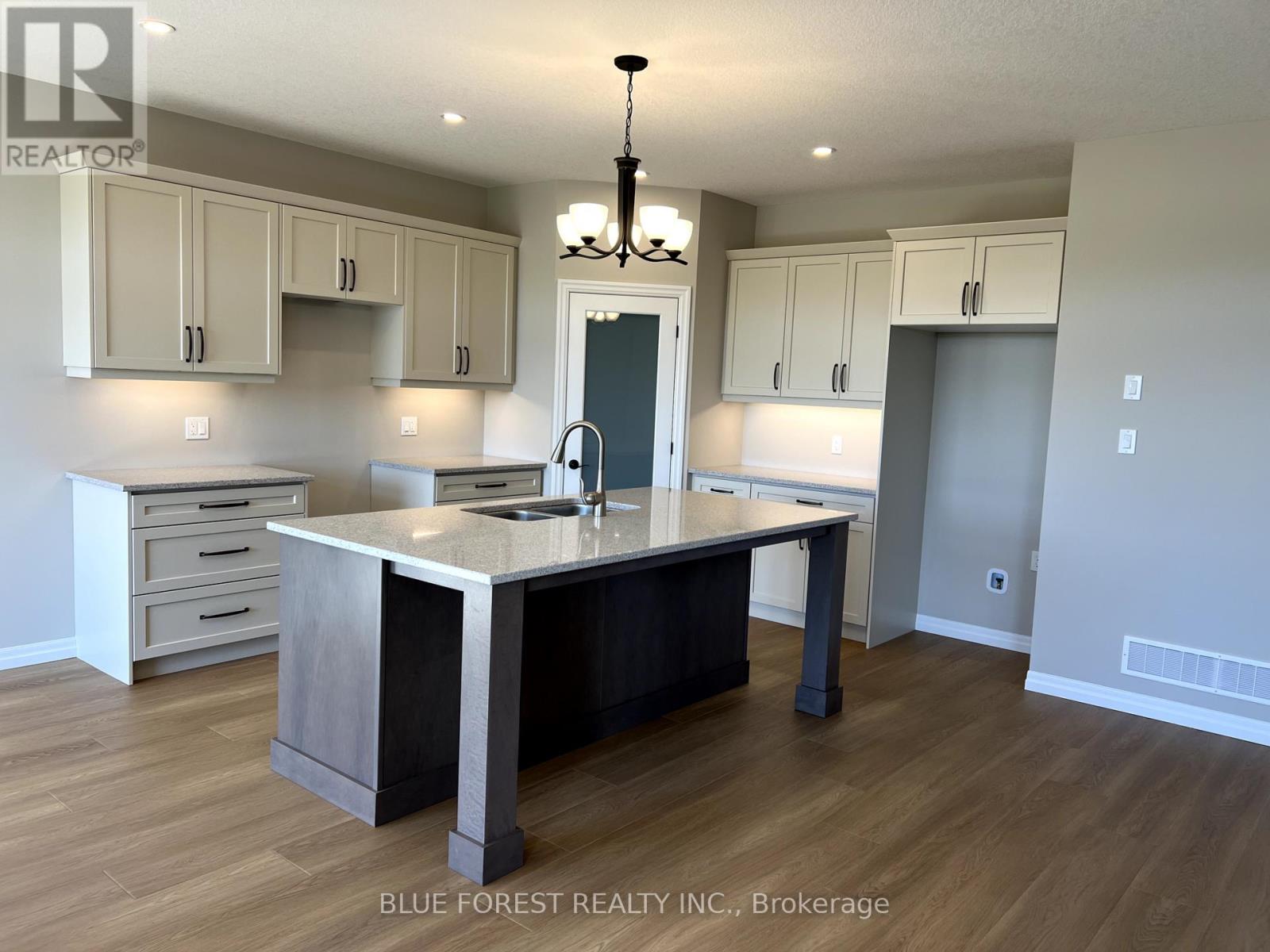 218 Snyders Avenue, Central Elgin, Ontario  N0L 1B0 - Photo 2 - X12440623