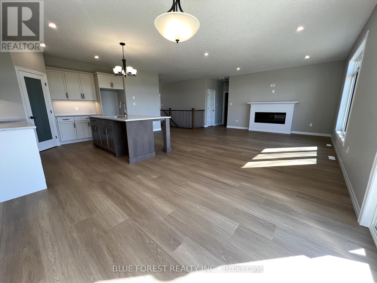 218 Snyders Avenue, Central Elgin, Ontario  N0L 1B0 - Photo 5 - X12440623
