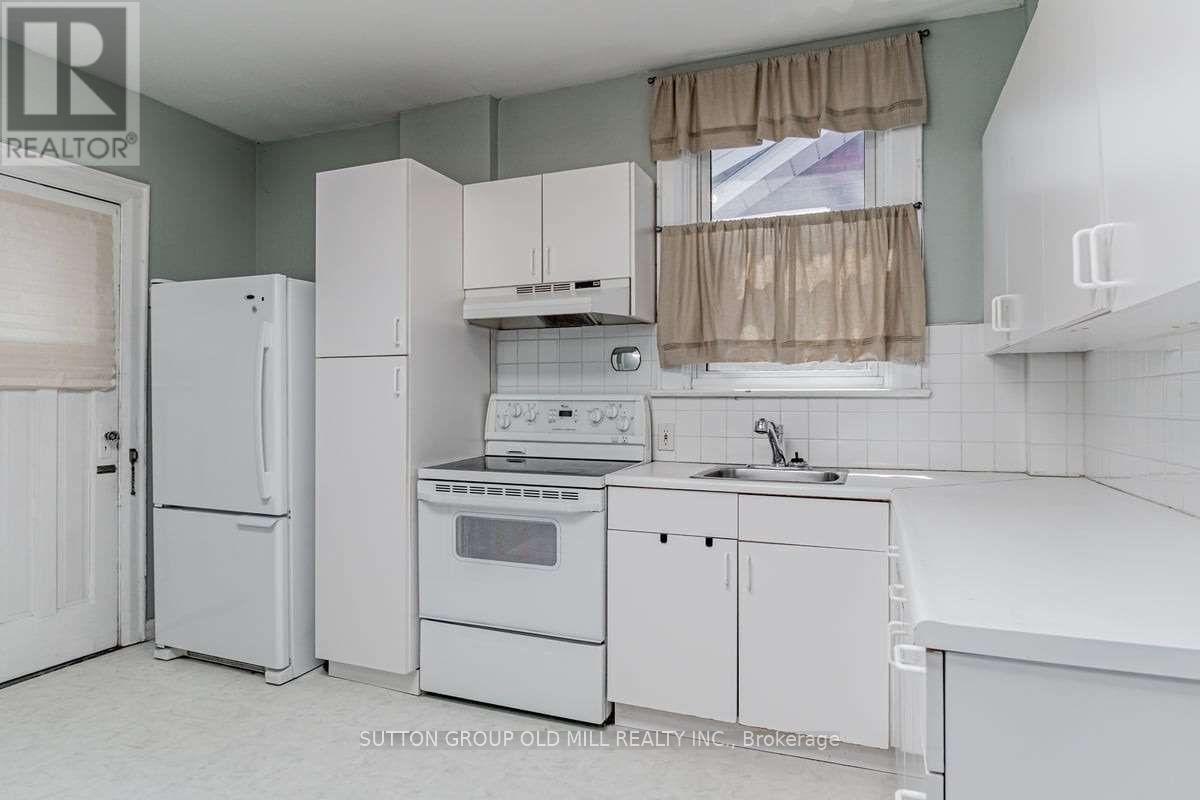 Main - 9 Graham Gardens, Toronto, Ontario  M6C 1G6 - Photo 10 - C12440540