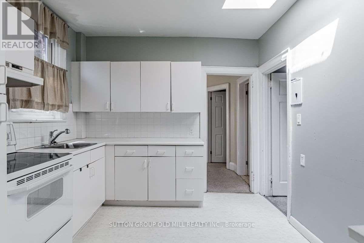 Main - 9 Graham Gardens, Toronto, Ontario  M6C 1G6 - Photo 11 - C12440540