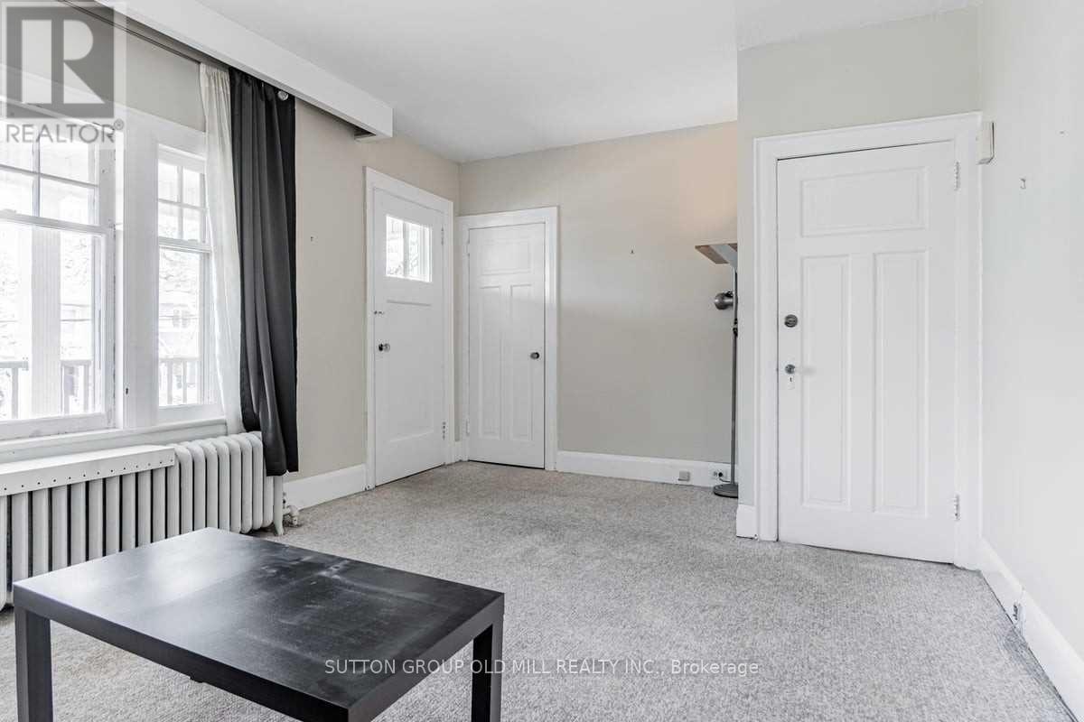 Main - 9 Graham Gardens, Toronto, Ontario  M6C 1G6 - Photo 2 - C12440540