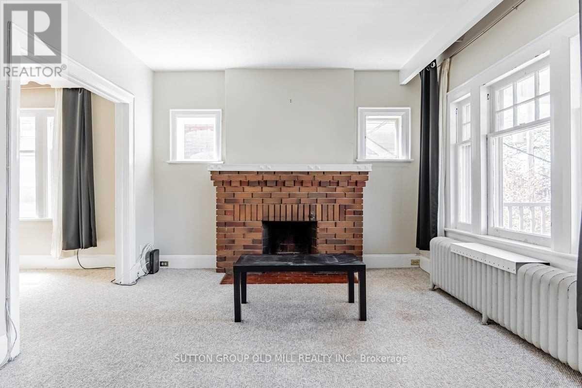 Main - 9 Graham Gardens, Toronto, Ontario  M6C 1G6 - Photo 3 - C12440540