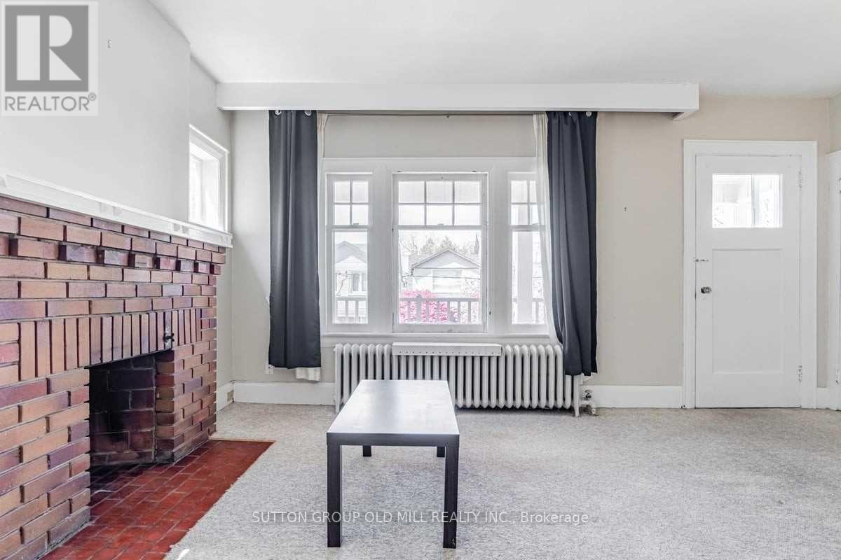 Main - 9 Graham Gardens, Toronto, Ontario  M6C 1G6 - Photo 4 - C12440540