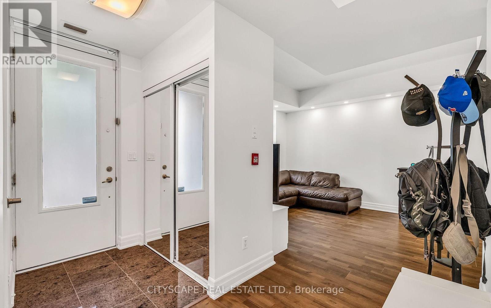 Th 7 - 81 Sloping Sky Mews, Toronto, Ontario  M5V 1P4 - Photo 4 - C12440580