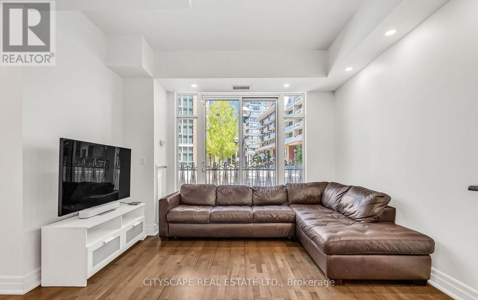 Th 7 - 81 Sloping Sky Mews, Toronto, Ontario  M5V 1P4 - Photo 7 - C12440580