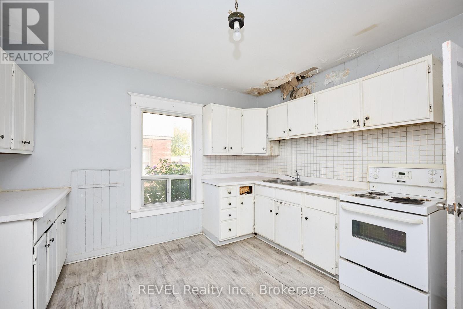 5806 Prince Edward Avenue, Niagara Falls (Hospital), Ontario  L2G 5J3 - Photo 11 - X12440604