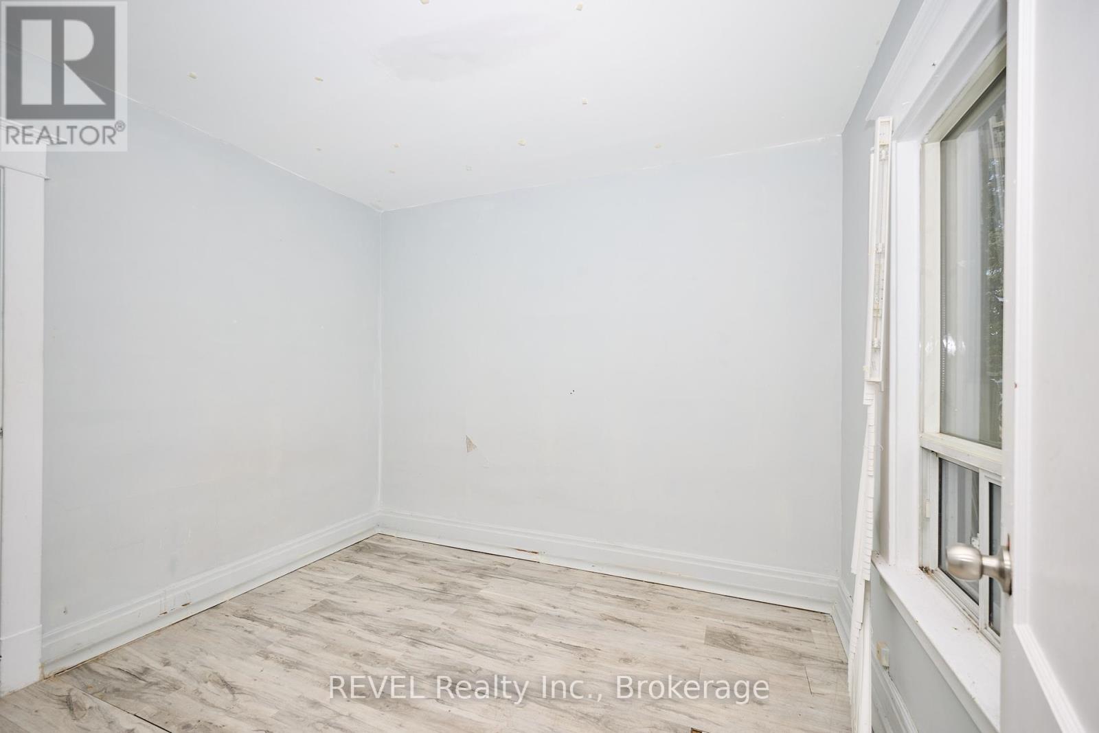 5806 Prince Edward Avenue, Niagara Falls (Hospital), Ontario  L2G 5J3 - Photo 13 - X12440604