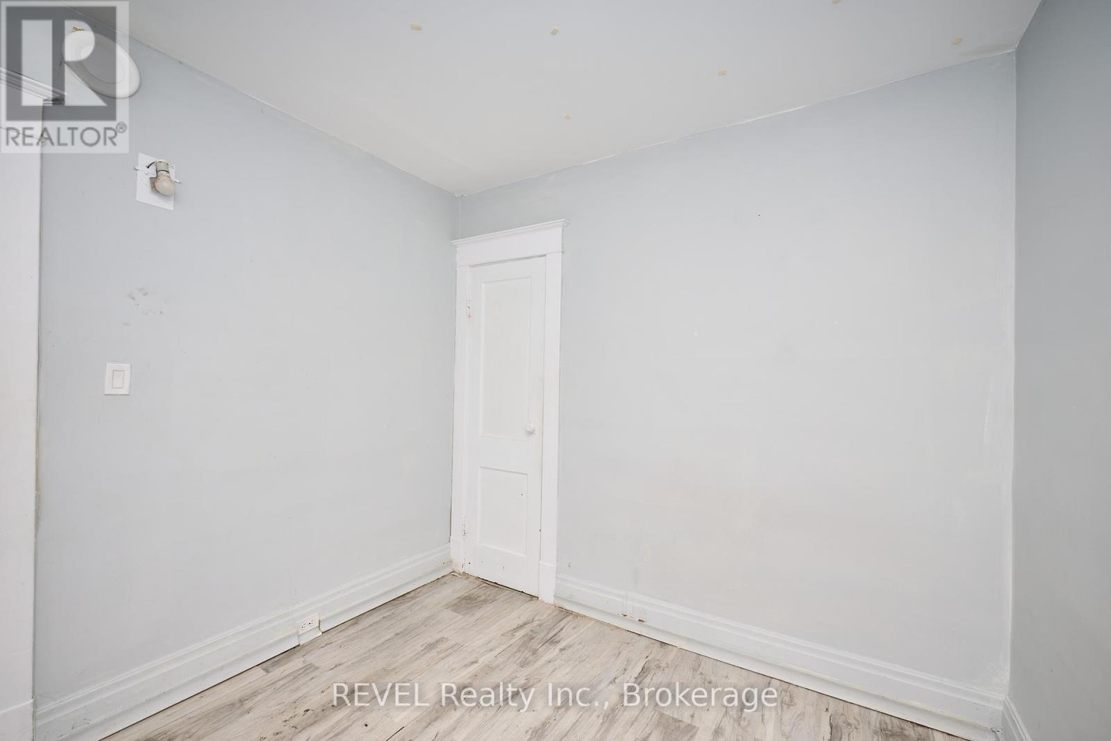 5806 Prince Edward Avenue, Niagara Falls (Hospital), Ontario  L2G 5J3 - Photo 14 - X12440604