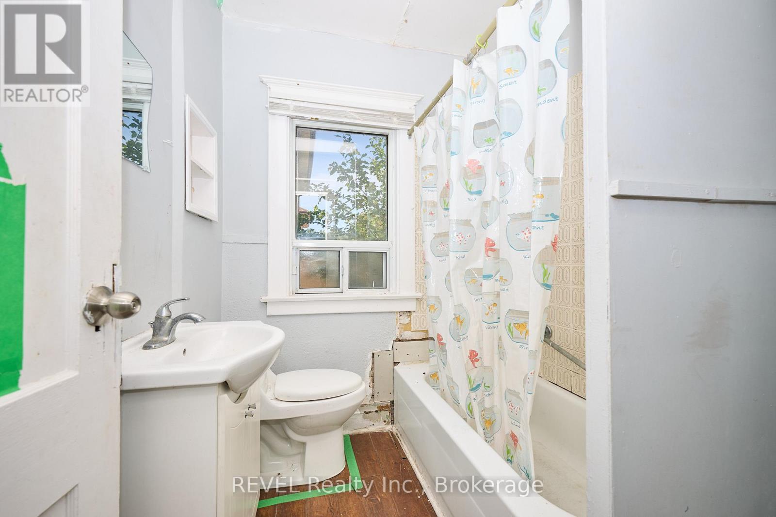 5806 Prince Edward Avenue, Niagara Falls (Hospital), Ontario  L2G 5J3 - Photo 15 - X12440604