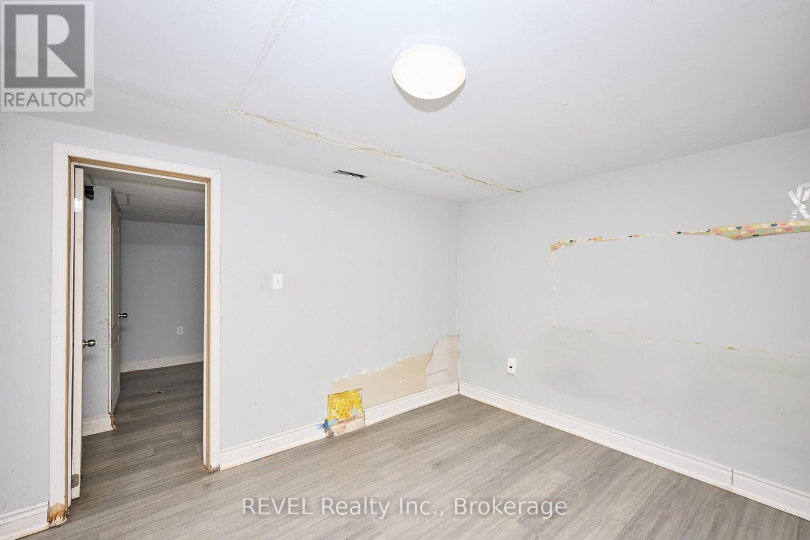 5806 Prince Edward Avenue, Niagara Falls (Hospital), Ontario  L2G 5J3 - Photo 36 - X12440604
