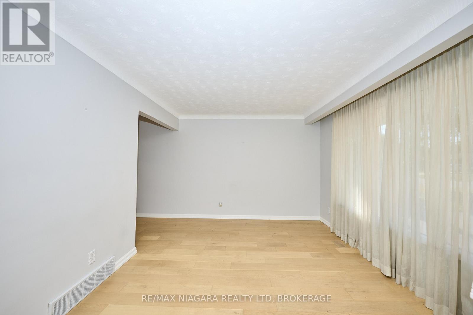 68 Acadia Crescent, St. Catharines (Secord Woods), Ontario  L2P 1H8 - Photo 6 - X12440654