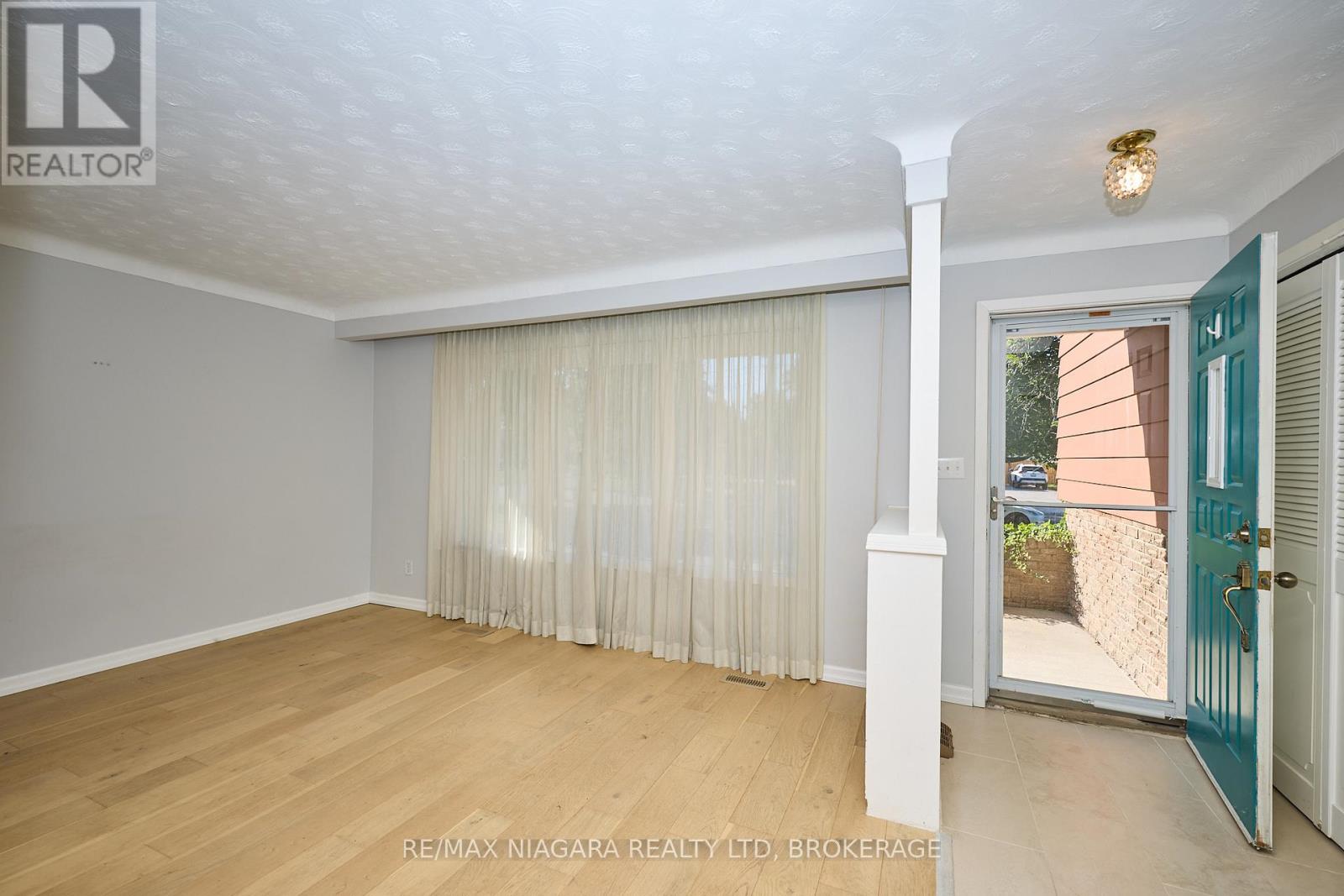 68 Acadia Crescent, St. Catharines (Secord Woods), Ontario  L2P 1H8 - Photo 7 - X12440654