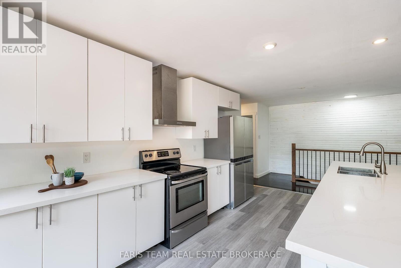 256 Knox Road E, Wasaga Beach, Ontario  L9Z 2T5 - Photo 6 - S12440494